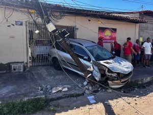 Carro atropela pedestre, colide com poste e invade residência no