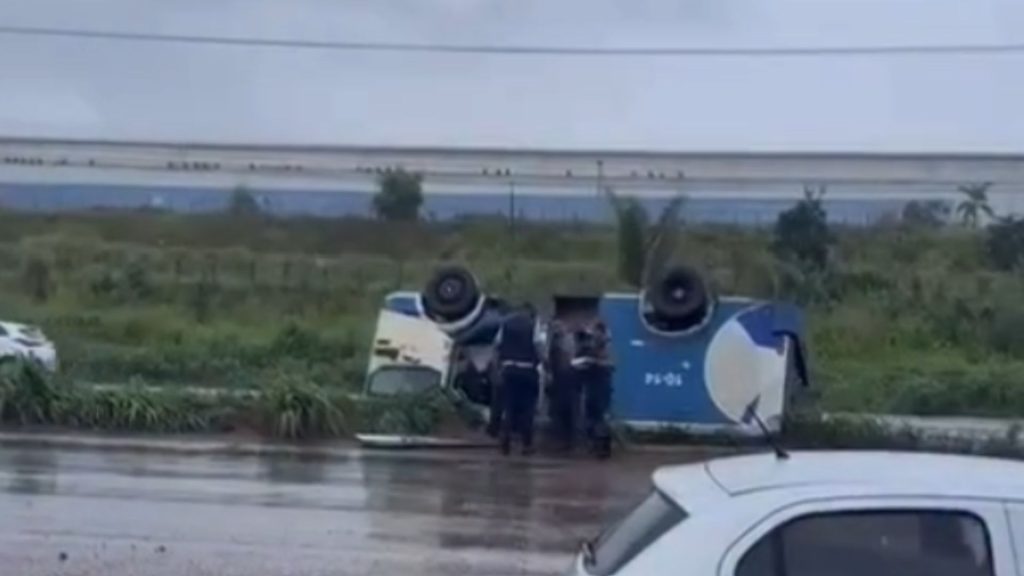 Carro-forte capota na BR-135 durante chuva em São Luís