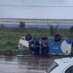 Carro-forte capota na BR-135 durante chuva em São Luís
