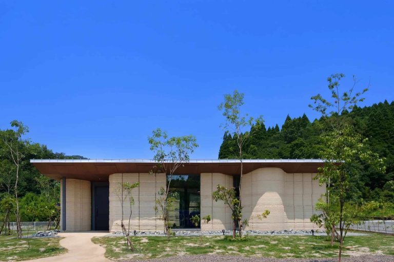 Casa japonesa feita com terra e impressora 3D dispensa uso