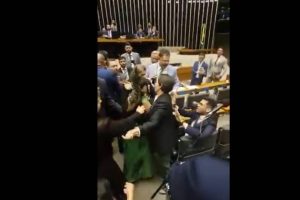Célia Xakriabá e Kim Kataguiri brigam em votação polêmica sobre