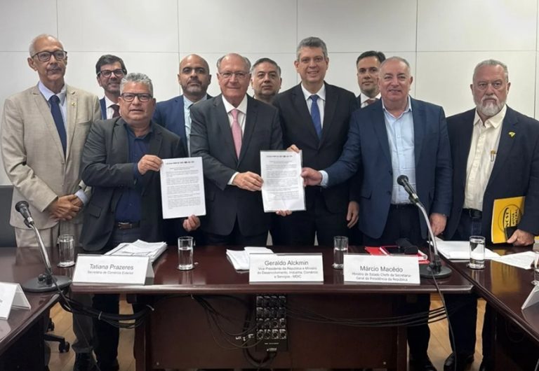Centrais e Alckmin debatem defesa da indústria e dos empregos