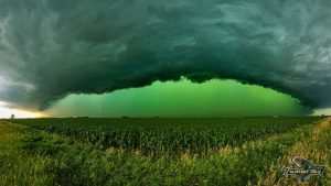 Céu verde? Entenda o fenômeno que precede tempestades