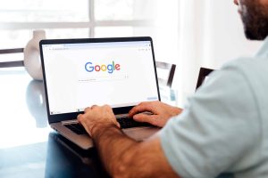 Chrome ganha resumos de lojas com IA para ajudar nas