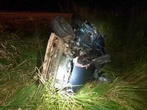 Colisão entre carro e caminhão deixa duas pessoas mortas na