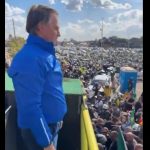 Com tornozeleira e sem entrevistas, Bolsonaro vai a evento de