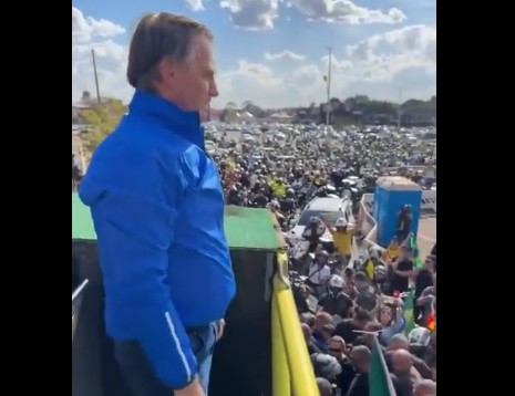 Com tornozeleira e sem entrevistas, Bolsonaro vai a evento de