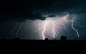 Como começa um raio? Estudo detalha fenômeno atmosférico