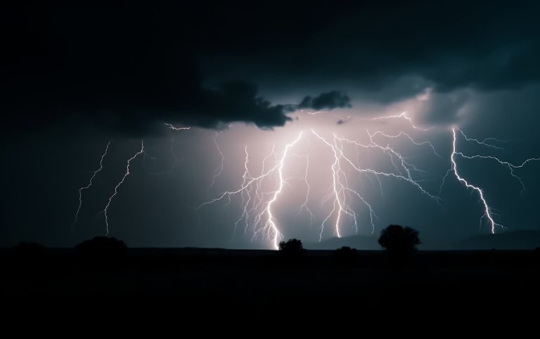 Como começa um raio? Estudo detalha fenômeno atmosférico