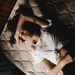 Como o corpo sabe onde está a cama no meio