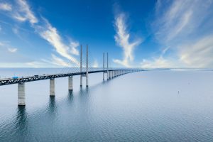 Conheça a ponte que some no mar unindo dois países