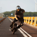 Conheça o monociclo elétrico que chega a 70 km/h e