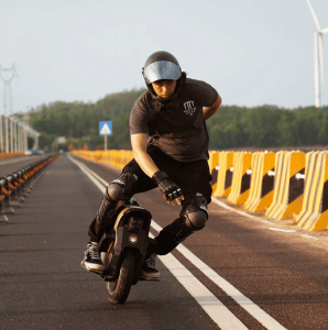 Conheça o monociclo elétrico que chega a 70 km/h e