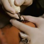 Conselho Federal de Medicina proíbe uso de anestesia em tatuagem
