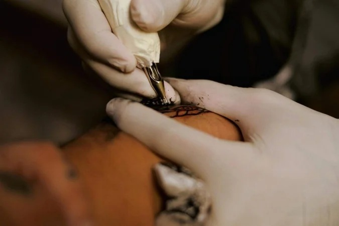 Conselho Federal de Medicina proíbe uso de anestesia em tatuagem