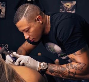 Crescimento, estigmas e paixão: a superação de um tatuador no