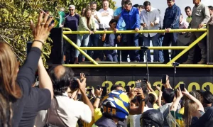 De tornozeleira, Bolsonaro participa de motociata paralela ao Capital Moto