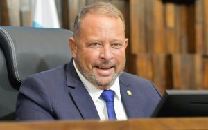 Delaroli assume presidência da Alerj em meio à crise com