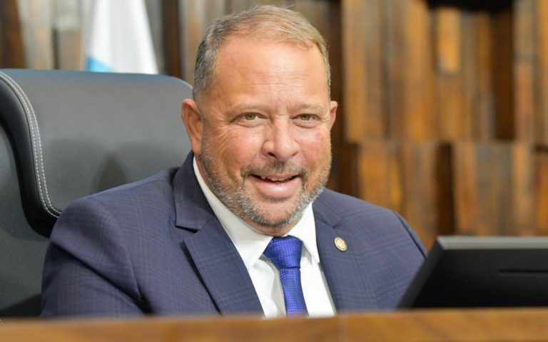 Delaroli assume presidência da Alerj em meio à crise com