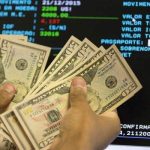 Dolar cai para R$ 5,421, menor valor desde agosto