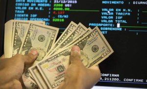 Dolar cai para R$ 5,421, menor valor desde agosto