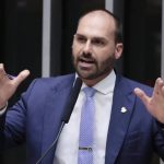 Eduardo Bolsonaro acusa STF de bloquear contas bancárias da esposa
