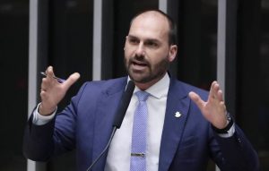 Eduardo Bolsonaro acusa STF de bloquear contas bancárias da esposa