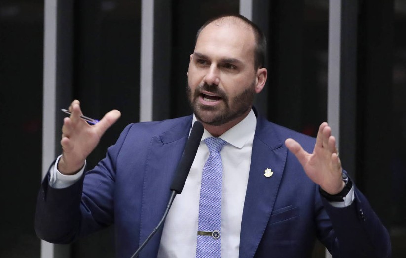Eduardo Bolsonaro acusa STF de bloquear contas bancárias da esposa