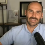 Eduardo Bolsonaro ameaça delegado da Polícia Federal em live e