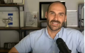 Eduardo Bolsonaro ameaça delegado da Polícia Federal em live e