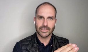 Eduardo Bolsonaro diz que tornozeleira no pai é perseguição –