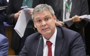 Eduardo Bolsonaro é alvo de pedido de suspensão imediata na