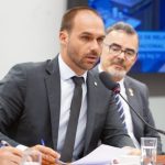 Eduardo pode provocar prisão de Bolsonaro ao burlar proibição do