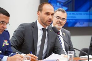Eduardo pode provocar prisão de Bolsonaro ao burlar proibição do
