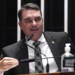 'Ele está certo': Flávio Bolsonaro agradece apoio de Trump e