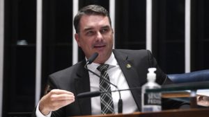'Ele está certo': Flávio Bolsonaro agradece apoio de Trump e