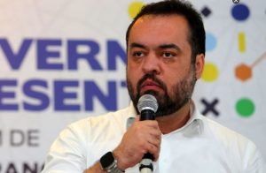 Em conversa com Flávio Bolsonaro, Castro tenta estancar a crise