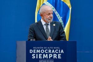 Em evento, Lula defende regulamentação das plataformas digitais e combate