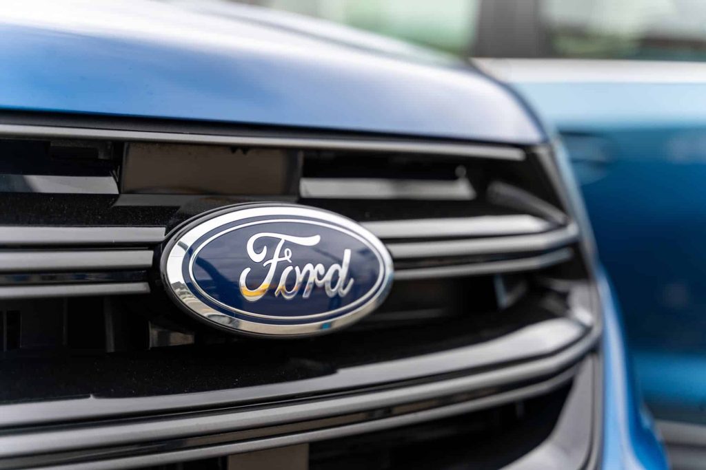 Em meio a perdas e pressão política, Ford aposta alto