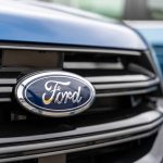 Em meio a perdas e pressão política, Ford aposta alto