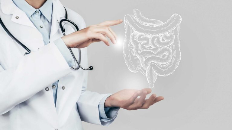 Entenda os riscos do câncer de intestino e como a
