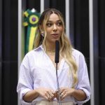 Erika Hilton pede bloqueio de bens de Eduardo Bolsonaro após