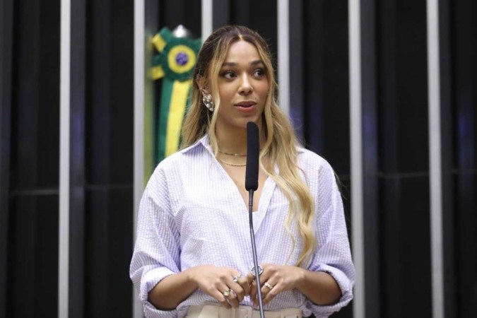 Erika Hilton pede bloqueio de bens de Eduardo Bolsonaro após