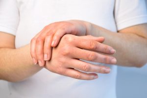 Especialistas explicam as causas de mãos frias o tempo todo