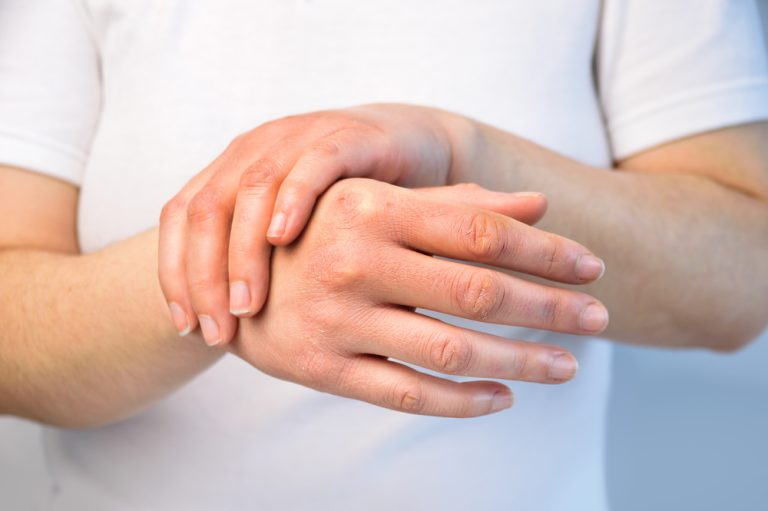 Especialistas explicam as causas de mãos frias o tempo todo