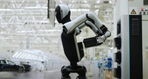Este robô humanoide é capaz de trocar as próprias baterias;