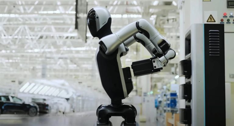Este robô humanoide é capaz de trocar as próprias baterias;