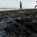 Estrangeiros atrasam investigação sobre óleo no litoral do Nordeste