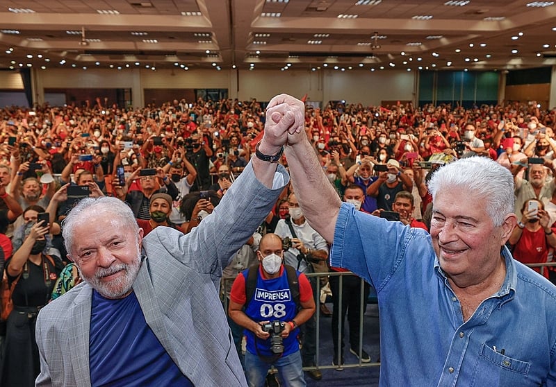 Ex-governador Roberto Requião e o filho vão para o PDT