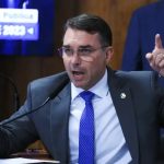 Flávio Bolsonaro acusa Moraes de ‘perseguição’ e diz que ministro